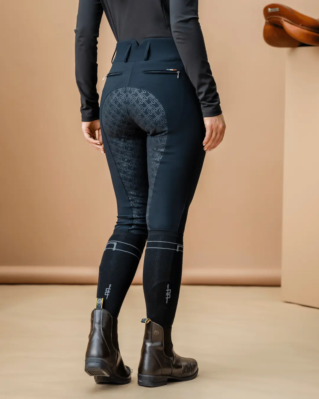 AAAllora#color_black