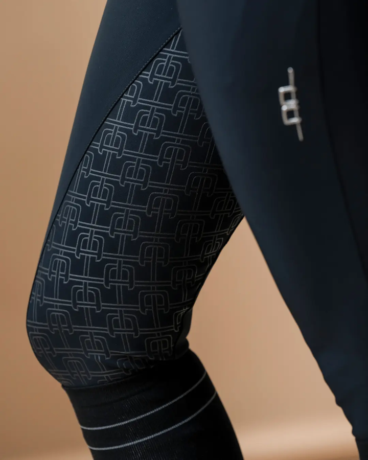 AAAllora#color_black